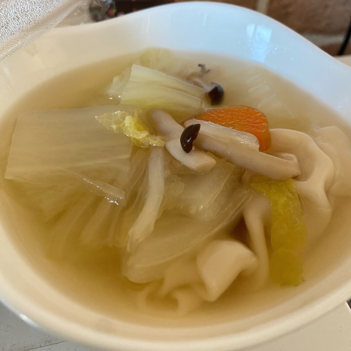 白菜としめじの水餃子スープ